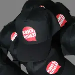 чёрные кепки с логотипом квизплиз