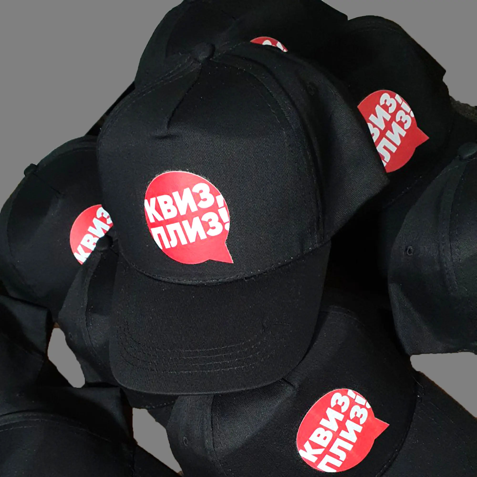 чёрные кепки с логотипом квизплиз